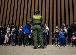 Un juez de EEUU detiene polémica ley de Texas que autoriza a policías a expulsar migrantes