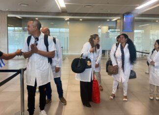 Llega a Honduras delegación de médicos cubanos