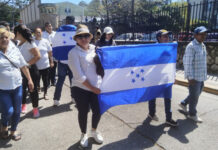 El Bloque de Oposición Ciudadana realizó un plantón frente a la CSJ pidiendo se respete la ley