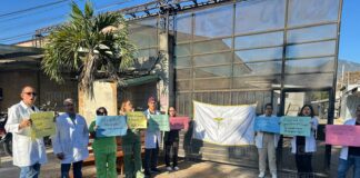 Médicos del hospital de La Paz realizan protesta para denunciar despidos injustificados