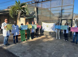 Médicos del hospital de La Paz realizan protesta para denunciar despidos injustificados