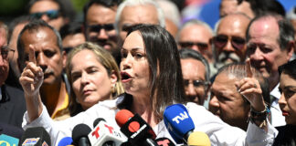 Chavistas atacan con “palos y piedras” a simpatizantes de la opositora María Corina Machado