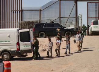 Gobierno de Texas alienta patrullaje de vigilantes privados en frontera, dicen activistas