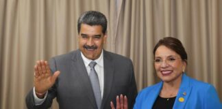 Organización de hondureños, indignada por una condecoración de Xiomara Castro a Maduro