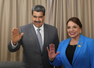 Organización de hondureños, indignada por una condecoración de Xiomara Castro a Maduro