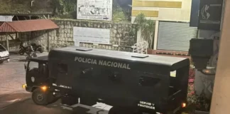 Empleados de Canal 8 incluyendo periodistas se toman las instalaciones del medio por falta de pagos