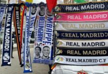 Ya se venden bufandas de Mbappé en los aledaños del Santiago Bernabéu