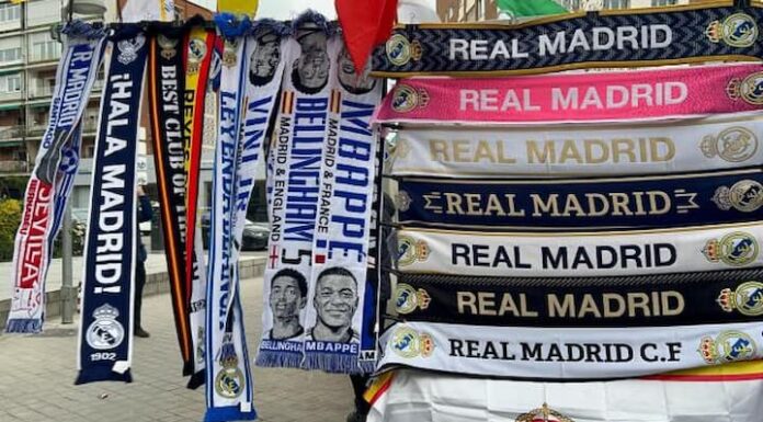 Ya se venden bufandas de Mbappé en los aledaños del Santiago Bernabéu