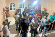 Agentes mexicanos hallan encerrados en un hotel a 85 migrantes, 19 menores de edad, 3 procedentes de Honduras