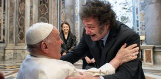 El papa y Milei se abrazan en la canonización de la primera santa argentina