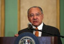 Exembajador de EE. UU. Víctor Rocha se declarará culpable de cargos de espionaje para Cuba