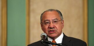 Exembajador de EE. UU. Víctor Rocha se declarará culpable de cargos de espionaje para Cuba