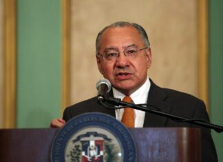 Exembajador de EE. UU. Víctor Rocha se declarará culpable de cargos de espionaje para Cuba