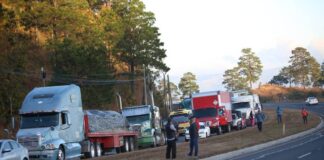 Transportistas de carga pesada amenazan con paro nacional debido a bloqueo de códigos aduaneros