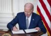 Biden firma la ley que evita un cierre de Gobierno