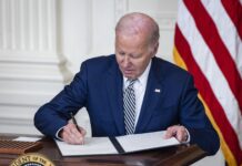 Biden firma la ley que evita un cierre de Gobierno