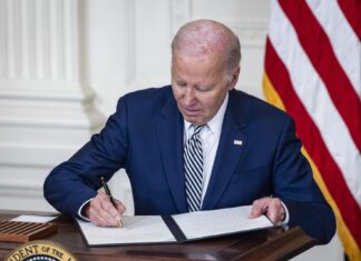 Biden firma la ley que evita un cierre de Gobierno