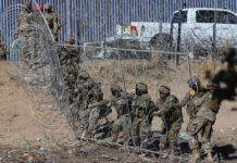 Denuncian agresiones con balas de goma de Policía texana a migrantes en frontera de México