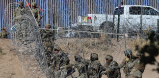 Denuncian agresiones con balas de goma de Policía texana a migrantes en frontera de México