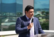 Ministro de Finanzas, Marlon Ochoa presenta al CN su postulación al CNE