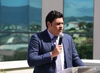Ministro de Finanzas, Marlon Ochoa presenta al CN su postulación al CNE