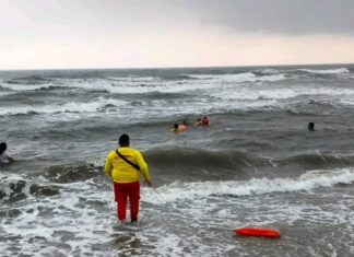 Cuerpos de socorro piden a turistas evitar entrar al mar por alto oleaje, en La Ceiba