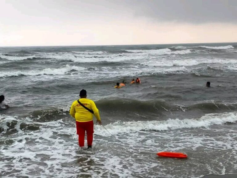 Cuerpos de socorro piden a turistas evitar entrar al mar por alto oleaje, en La Ceiba