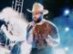El cantante Carín León recibe críticas por decir que se le «antoja» cocaína en concierto