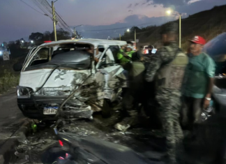 Brutal choque en bulevar capitalino deja al menos dos personas heridas