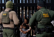 El Tribunal Supremo de EE. UU. extiende bloqueo de polémica ley de Texas sobre migración