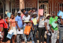 Miles de migrantes en su mayoría de Haití y Honduras saturan oficina para solicitar refugio en la frontera sur de México