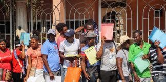 Miles de migrantes en su mayoría de Haití y Honduras saturan oficina para solicitar refugio en la frontera sur de México