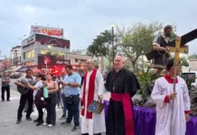 «En Honduras hay mucha enfermedad y pocas medicinas», señala Monseñor Lenihan en el Santo Viacrucis