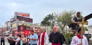 «En Honduras hay mucha enfermedad y pocas medicinas», señala Monseñor Lenihan en el Santo Viacrucis