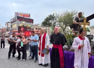 «En Honduras hay mucha enfermedad y pocas medicinas», señala Monseñor Lenihan en el Santo Viacrucis