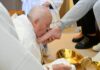 El papa Francisco en silla de ruedas lava los pies a doce reclusas por Jueves Santo