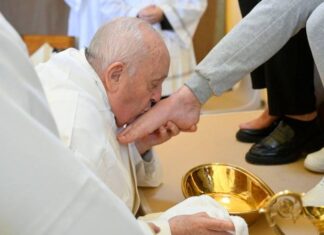 El papa Francisco en silla de ruedas lava los pies a doce reclusas por Jueves Santo