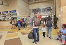 Veraneantes abarrotan las terminales de buses por vacaciones de Semana Santa