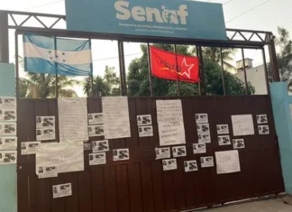 Continúa tomada la SENAF exigiendo la salida de la ministra Lizeth Coello