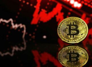 El bitcóin bate nuevo récord cerca de los 73,700 dólares antes de retroceder
