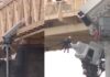 Dramático rescate en Estados Unidos: un camión quedó colgando de un puente