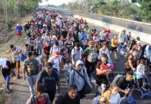 El «Viacrucis migrante» pide libre tránsito para salir de la frontera sur de México