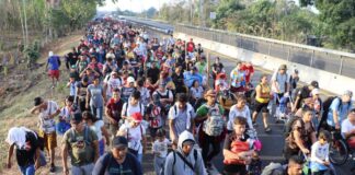 El «Viacrucis migrante» pide libre tránsito para salir de la frontera sur de México