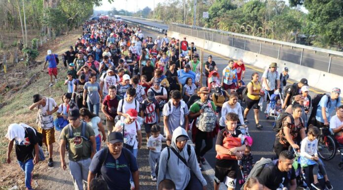 El «Viacrucis migrante» pide libre tránsito para salir de la frontera sur de México