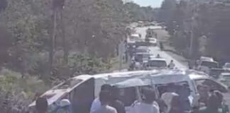 Una estudiante pierde la vida y otros 17 resultan heridos al volcar un autobús en Roatán