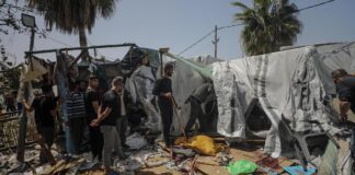 Israel bombardea el patio de un hospital en el centro de Gaza y causa víctimas