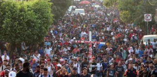 Migrantes piden fin a su sufrimiento con un viacrucis en la frontera de México con EE. UU.