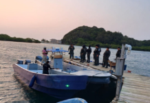 Decomisan embarcación en Islas de la Bahía, con armas y envoltorios de estupefacientes