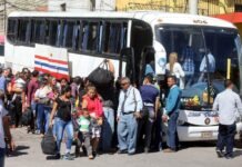 Veraneantes saturan de nuevo las terminales de autobuses en el Martes Santo