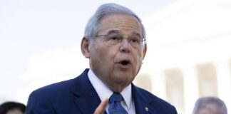 Senador de EE. UU. Bob Menéndez, acusado de corrupción, desiste de la reelección demócrata